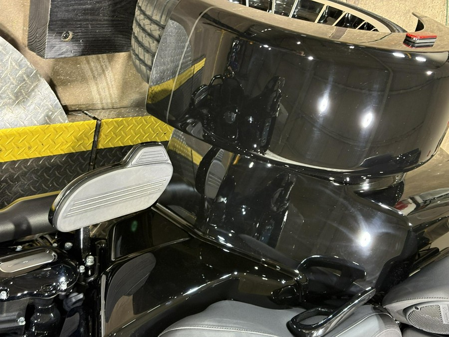 2026 Harley-Davidson® Street Glide 3 Limited Vivid Black Black Trim