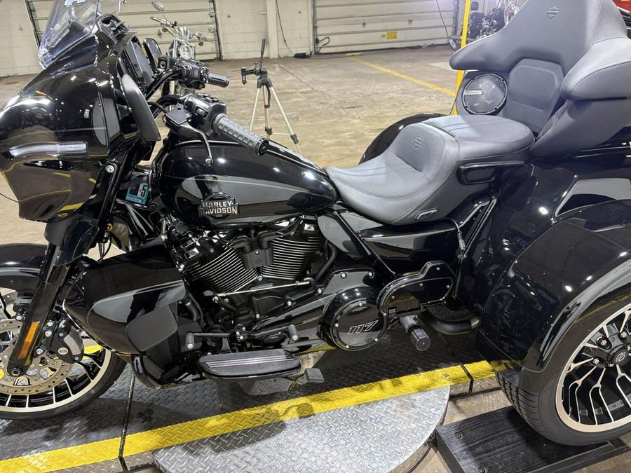 2026 Harley-Davidson® Street Glide 3 Limited Vivid Black Black Trim