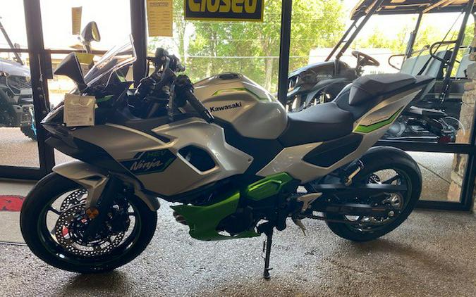 2024 Kawasaki Ninja® 7 Hybrid ABS METALLIC BRIGHT SILVER / METALLIC MATTE LIME GREEN