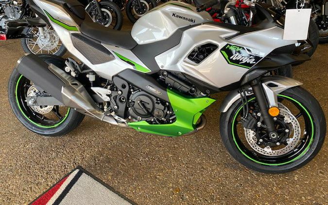 2024 Kawasaki Ninja® 7 Hybrid ABS METALLIC BRIGHT SILVER / METALLIC MATTE LIME GREEN