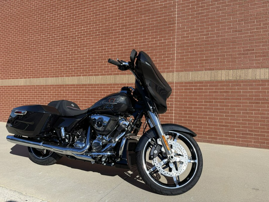 2026 Harley-Davidson® Street Glide® Midnight Ember Chrome Trim