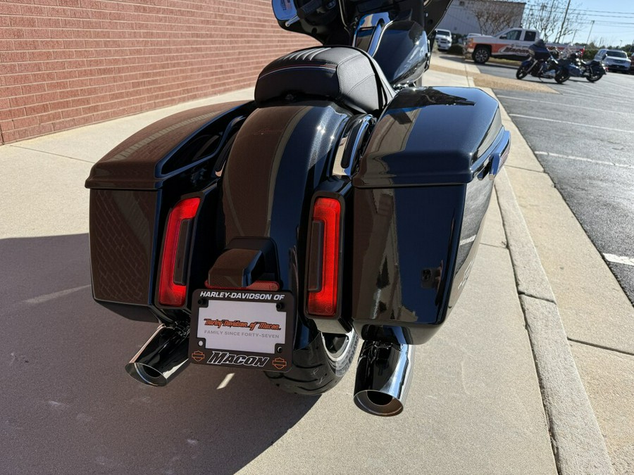 2026 Harley-Davidson® Street Glide® Midnight Ember Chrome Trim
