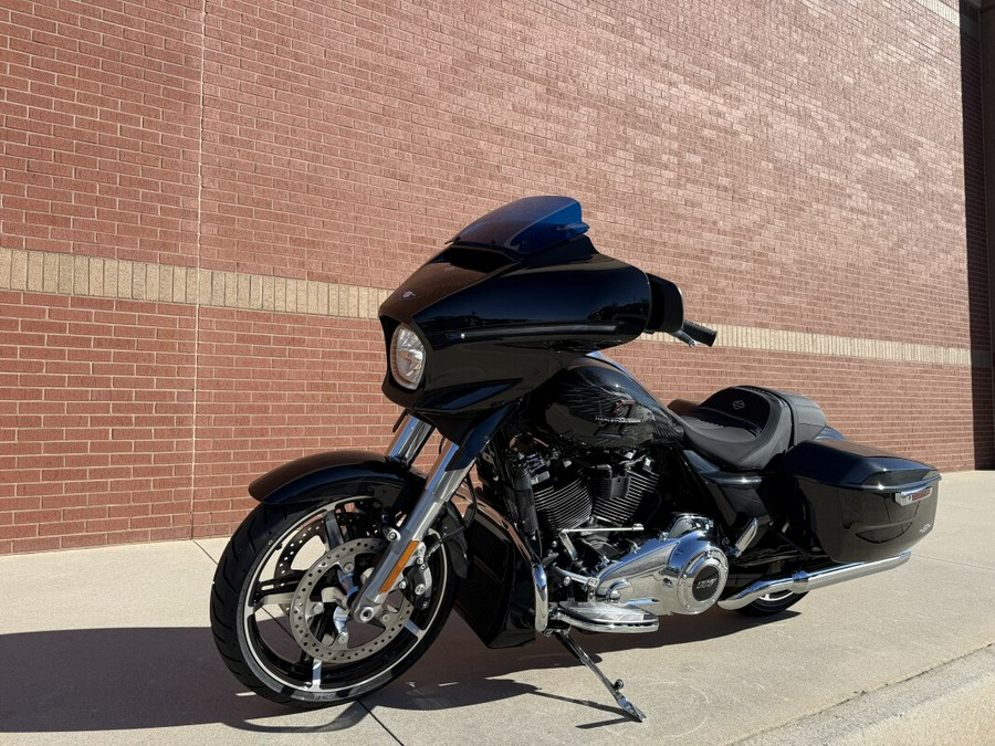 2026 Harley-Davidson® Street Glide® Midnight Ember Chrome Trim