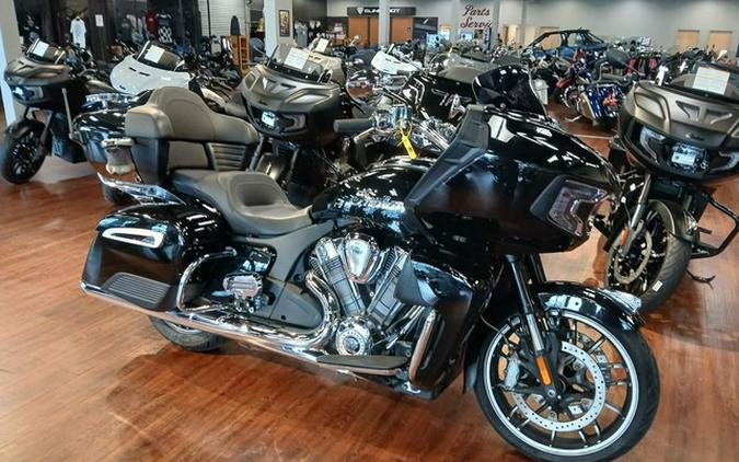 2022 Indian Pursuit Limited Maroon Metallic/Crimson Metallic
