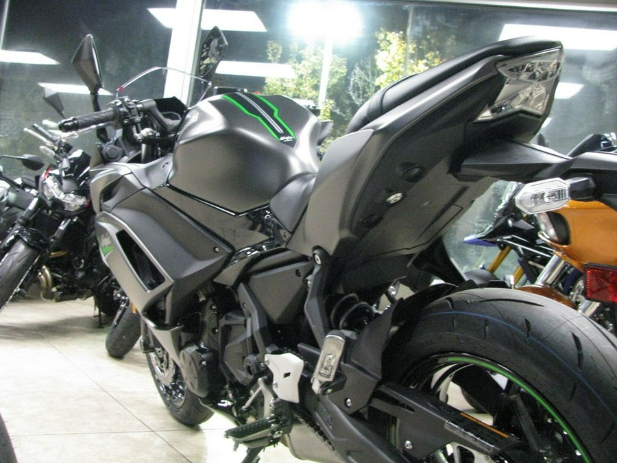 2024 Kawasaki Ninja® 650 Metallic Matte Graphenesteel Gray/Ebony