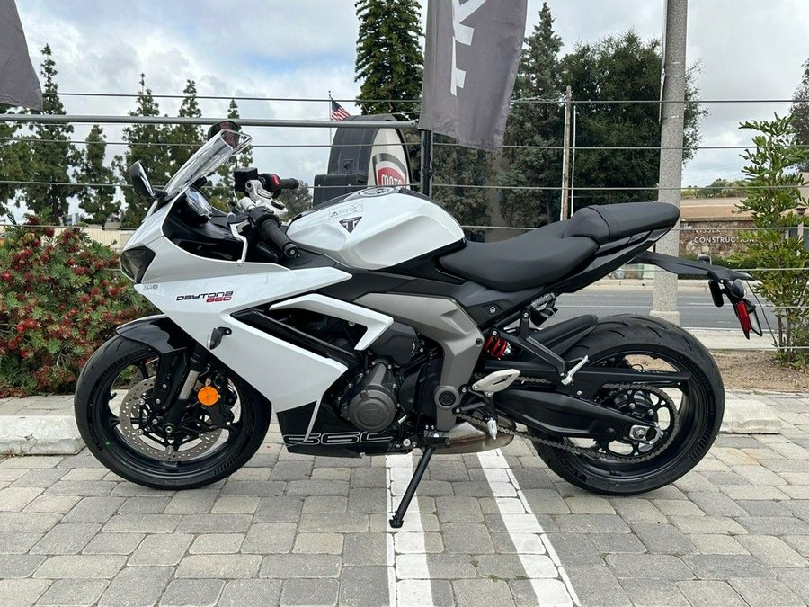 2025 Triumph Daytona 660 Snowdonia White/Sapphire Black