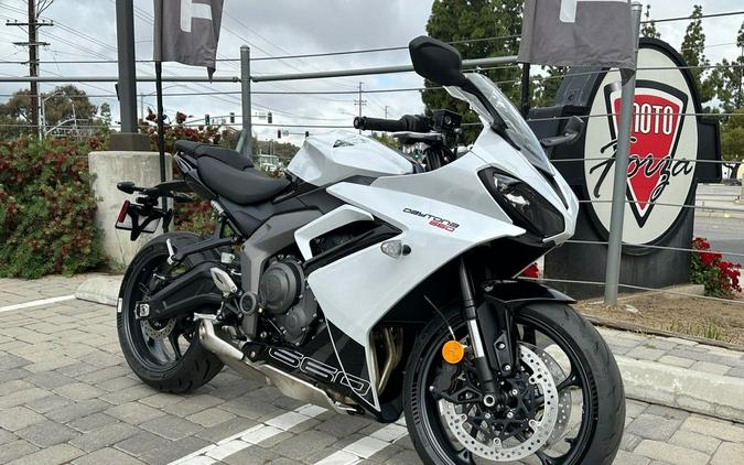 2025 Triumph Daytona 660 Snowdonia White/Sapphire Black