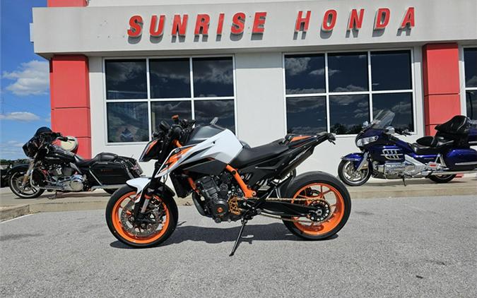 2020 KTM 890 Duke R Review: Faster, Better (17 Fast Facts)