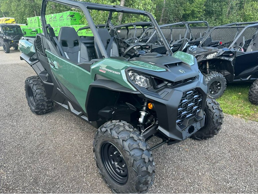 2023 Can-Am™ Commander DPS 700