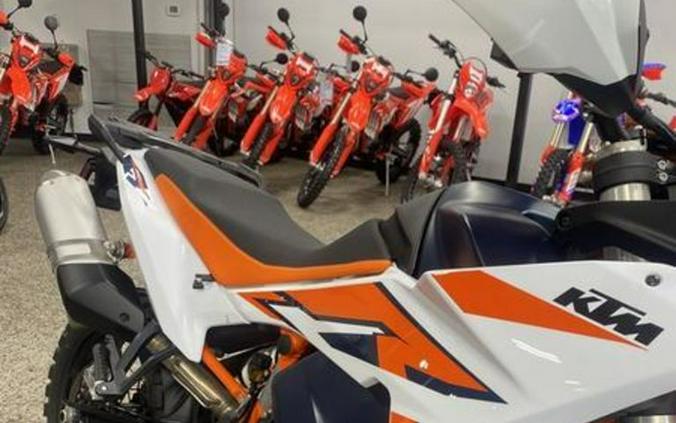 2023 KTM Adventure 890 R