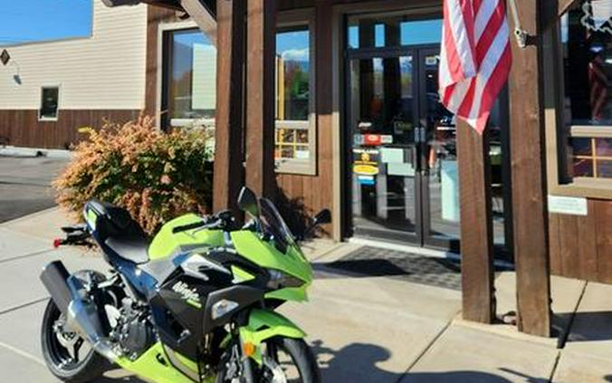 2026 Kawasaki Ninja® 500 ABS Metallic Yellowish Green/Ebony