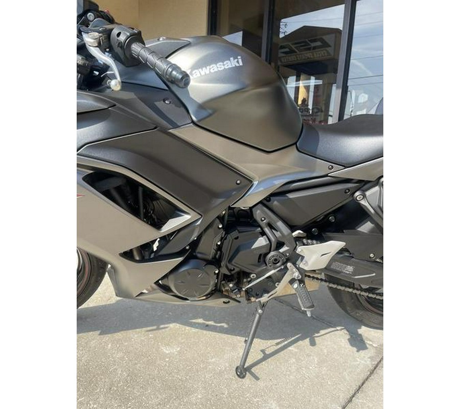 2022 Kawasaki Ninja® 650 Metallic Matte Graphenesteel Gray