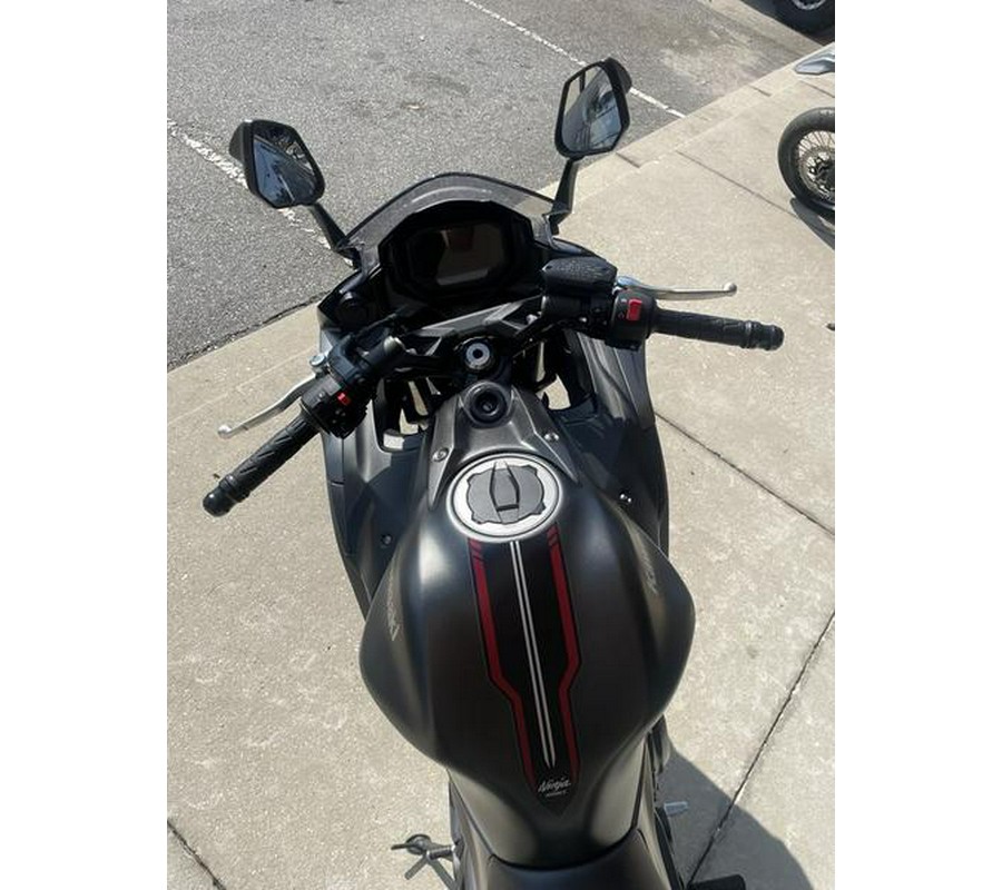 2022 Kawasaki Ninja® 650 Metallic Matte Graphenesteel Gray
