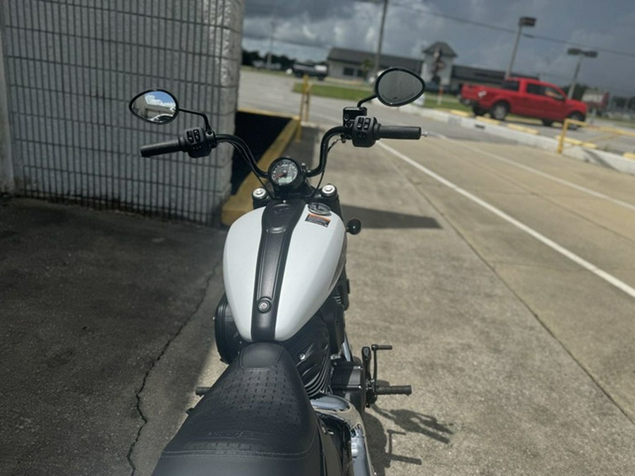 2024 Indian Chief Bobber ABS Ghost White Metallic Smoke