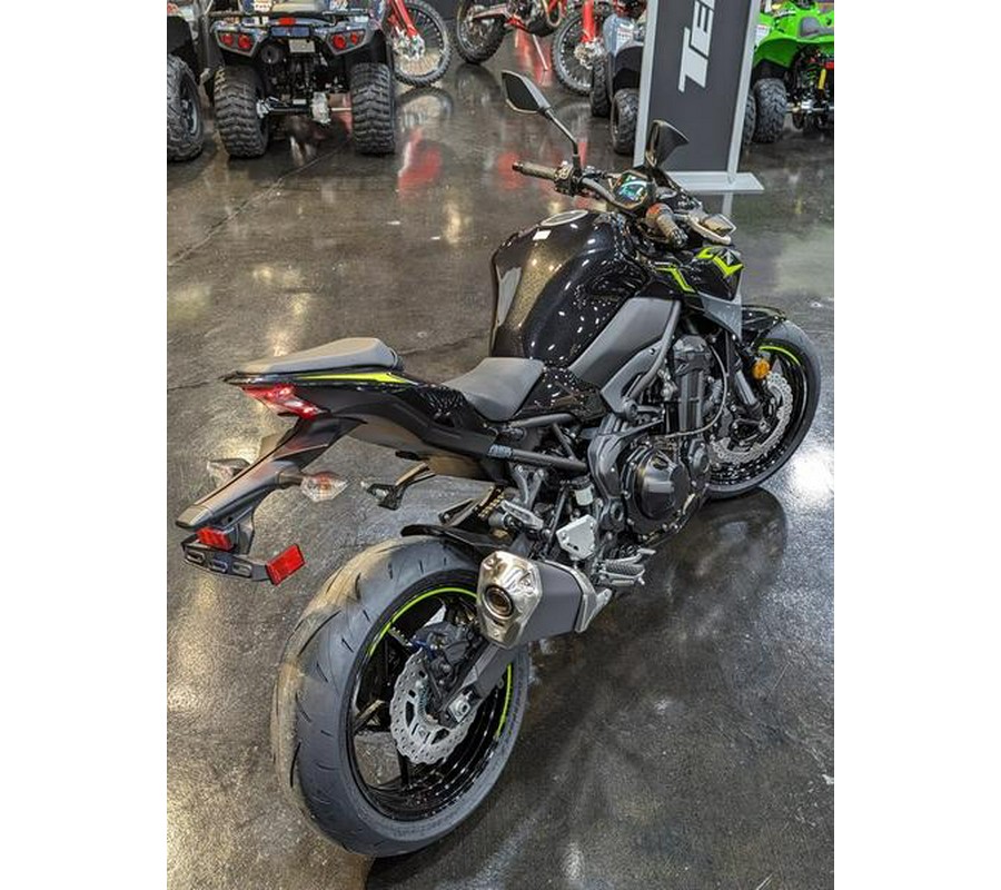 2024 Kawasaki Z900 ABS Metallic Spark Black/Metallic Matte Dark Gray