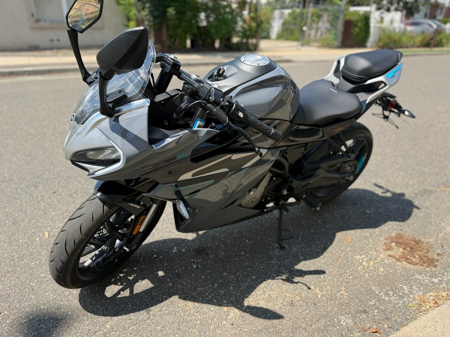 2023 CFMOTO 300SS