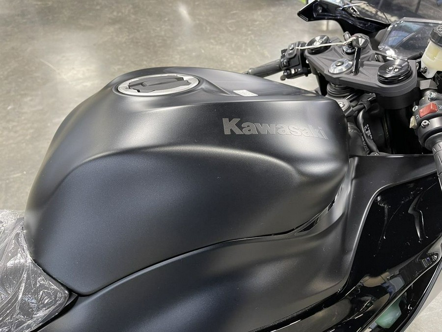 2024 Kawasaki Ninja® ZX™-6R Metallic Flat Spark Black/Ebony