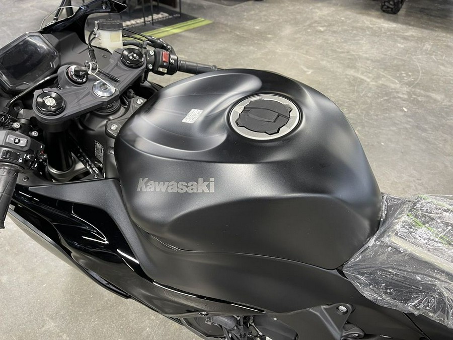 2024 Kawasaki Ninja® ZX™-6R Metallic Flat Spark Black/Ebony