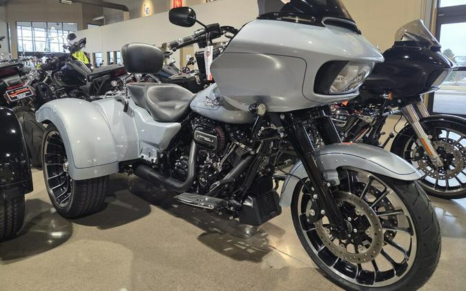 2024 Harley-Davidson® Road Glide® 3 Atlas Silver Metallic - Black Finish