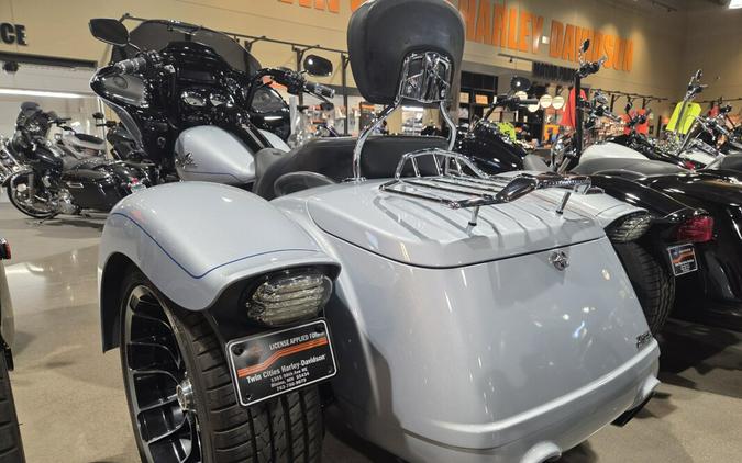 2024 Harley-Davidson® Road Glide® 3 Atlas Silver Metallic - Black Finish