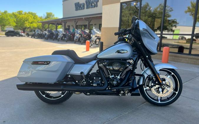 2024 Harley-Davidson® Street Glide® Atlas Silver Metallic - Black Finish