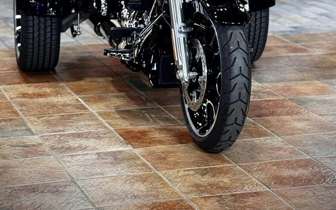 2026 Harley-Davidson® Road Glide 3 Vivid Black