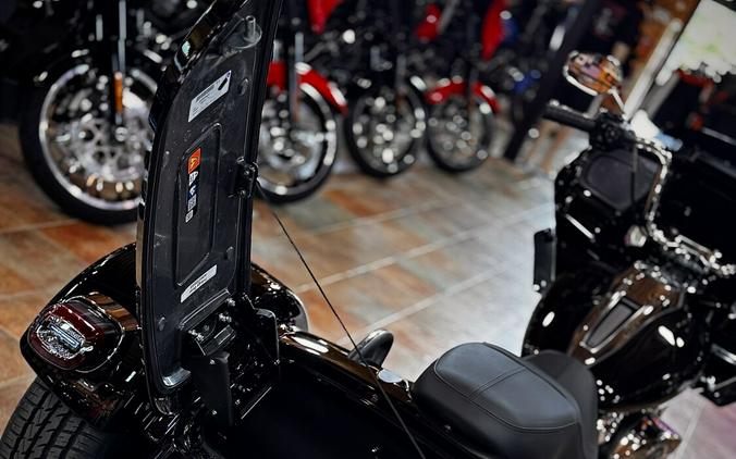 2026 Harley-Davidson® Road Glide 3 Vivid Black