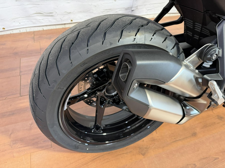 2026 BMW R 1300 R EXCELLENCE PACKAGE