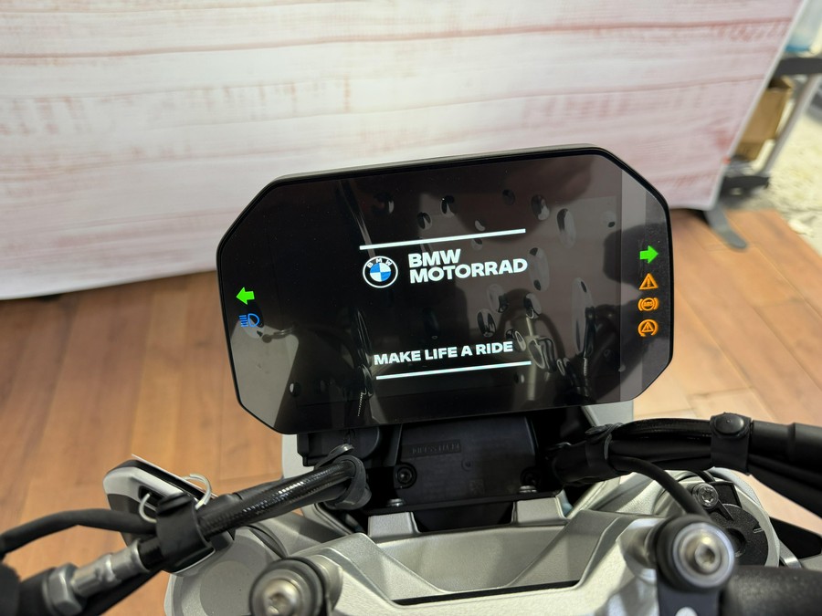 2026 BMW R 1300 R EXCELLENCE PACKAGE