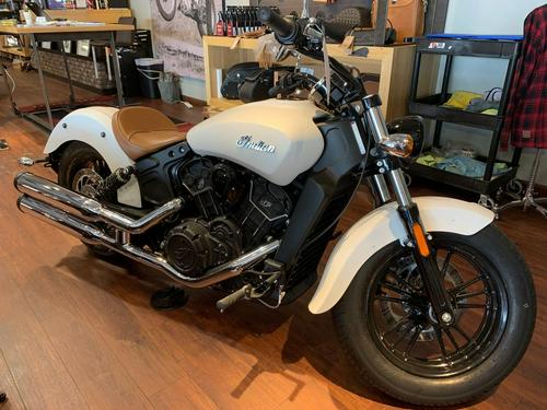 2019 Indian Scout Bobber vs. Triumph Bonneville Bobber Black: Comparison Review