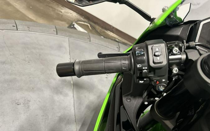 2025 Kawasaki Ninja® ZX™-6R Base