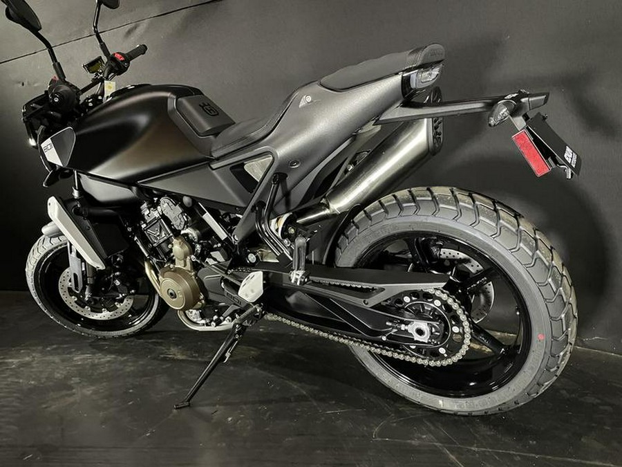 2025 Husqvarna® Svartpilen 801