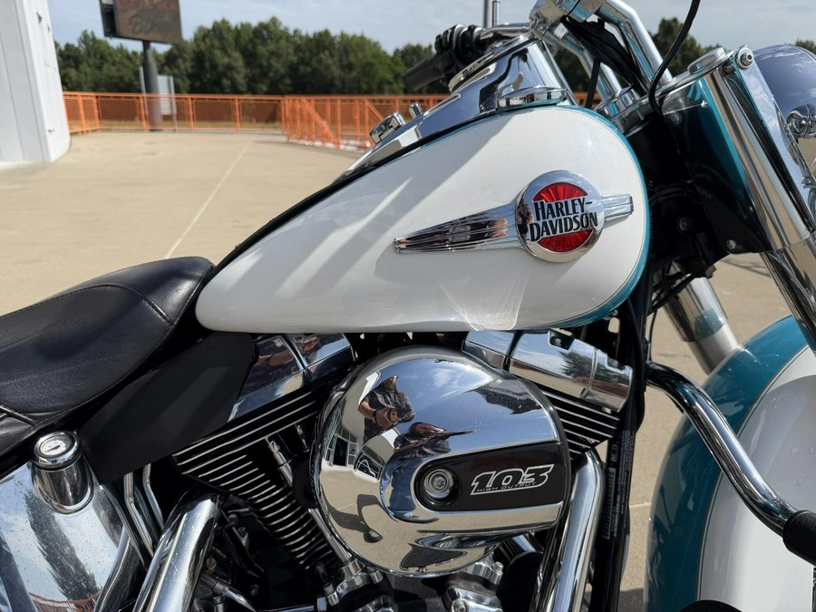 2017 Harley-Davidson® Heritage Softail® Classic Crushed Ice Pearl/Frosted Teal Pearl