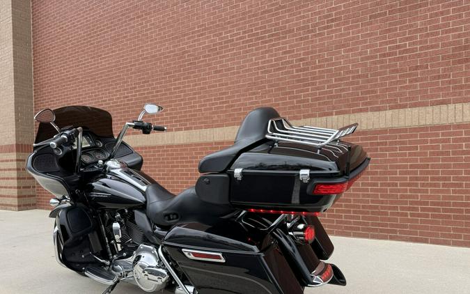 2016 Harley-Davidson® Road Glide® Ultra Vivid Black