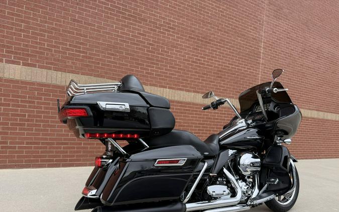 2016 Harley-Davidson® Road Glide® Ultra Vivid Black