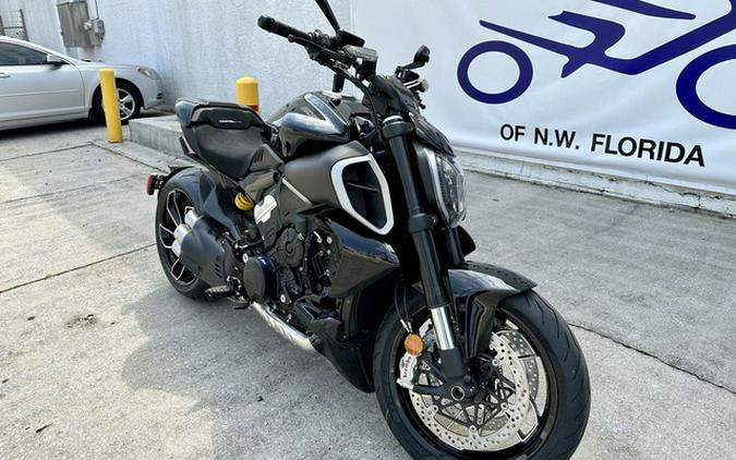 2023 Ducati Diavel V4 Thrilling Black