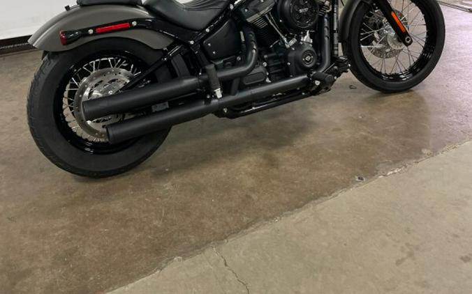 2018 Harley-Davidson® Street Bob® Industrial Gray Denim/Black Denim