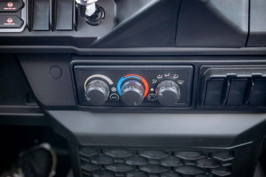 2026 Can-Am® Defender XT CAB HD11