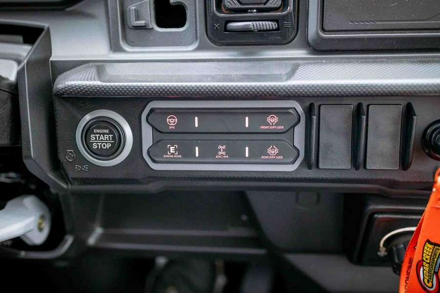 2026 Can-Am® Defender XT CAB HD11