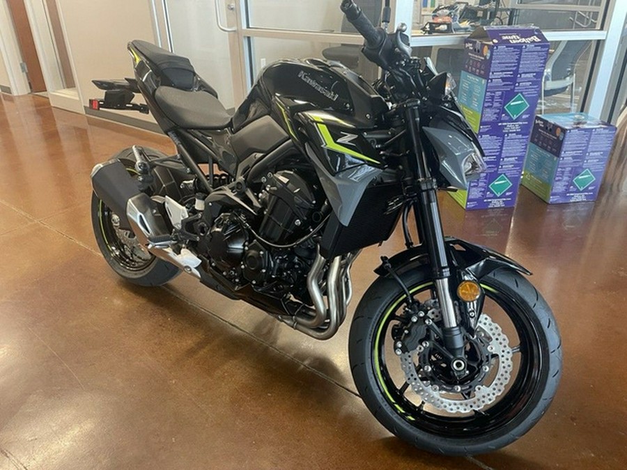 2024 Kawasaki Z900 ABS Metallic Spark Black/Metallic Matte Dark