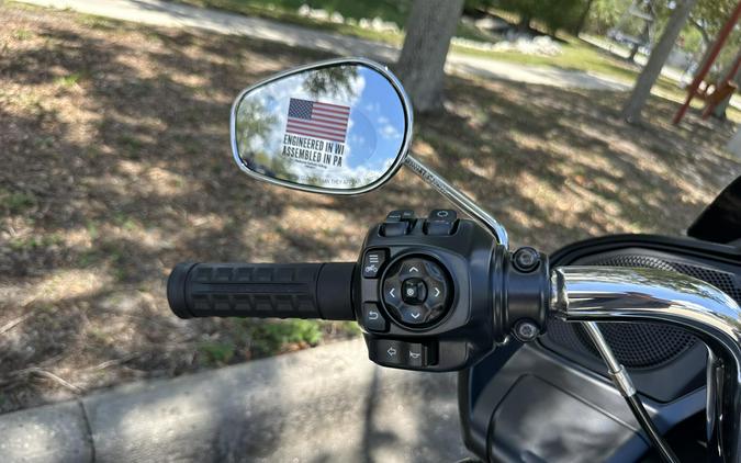 2026 Harley-Davidson® Road Glide® Vivid Black Chrome Trim