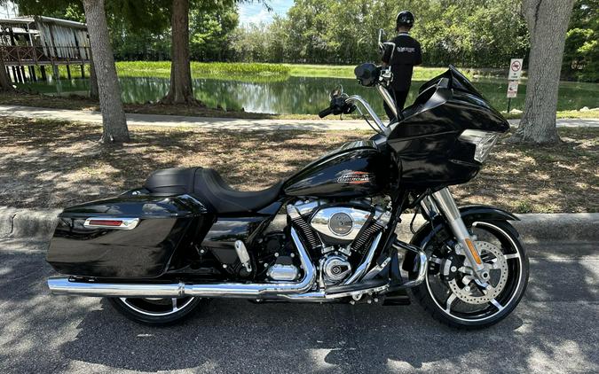 2026 Harley-Davidson® Road Glide® Vivid Black Chrome Trim