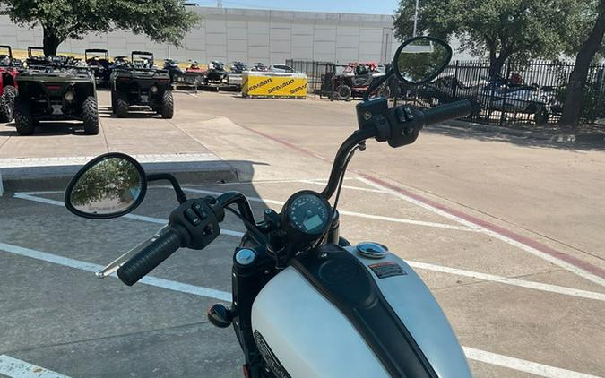 2024 Indian Chief Bobber ABS Ghost White Metallic Smoke