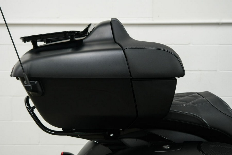 2024 Indian Motorcycle® Pursuit® Dark Horse® with PowerBand Audio Package Black Smoke