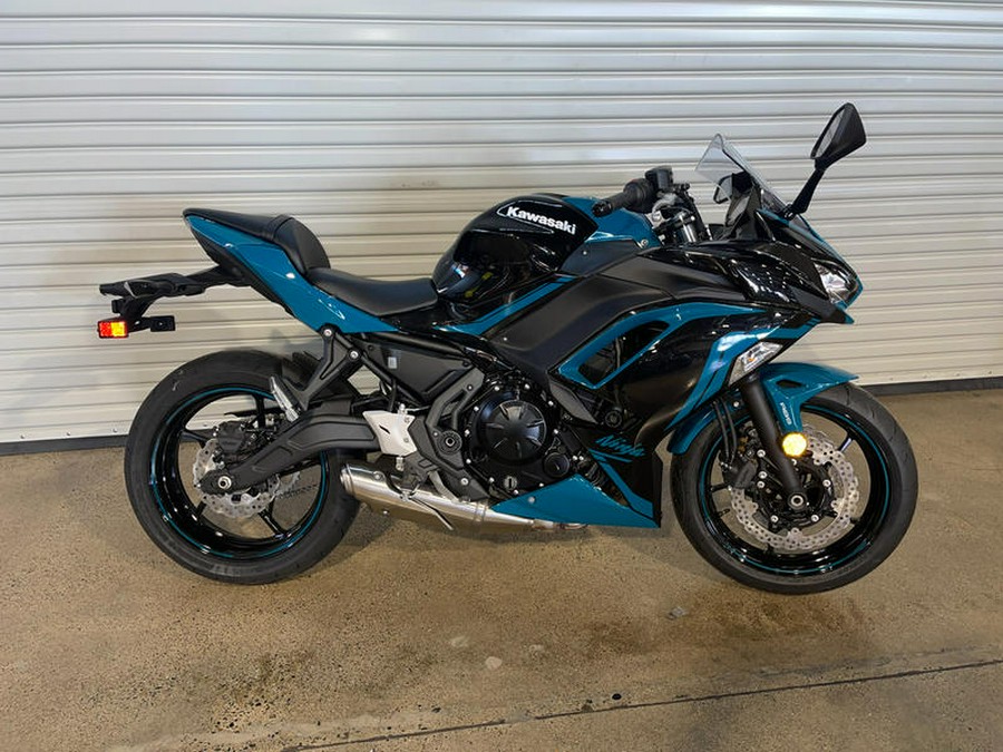 2021 Kawasaki Ninja® 650 ABS Metallic Spark Black/Pearl Nightshade Teal