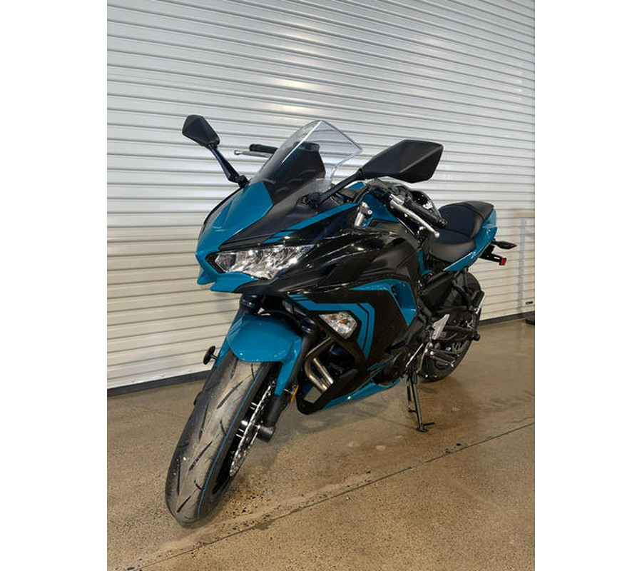 2021 Kawasaki Ninja® 650 ABS Metallic Spark Black/Pearl Nightshade Teal