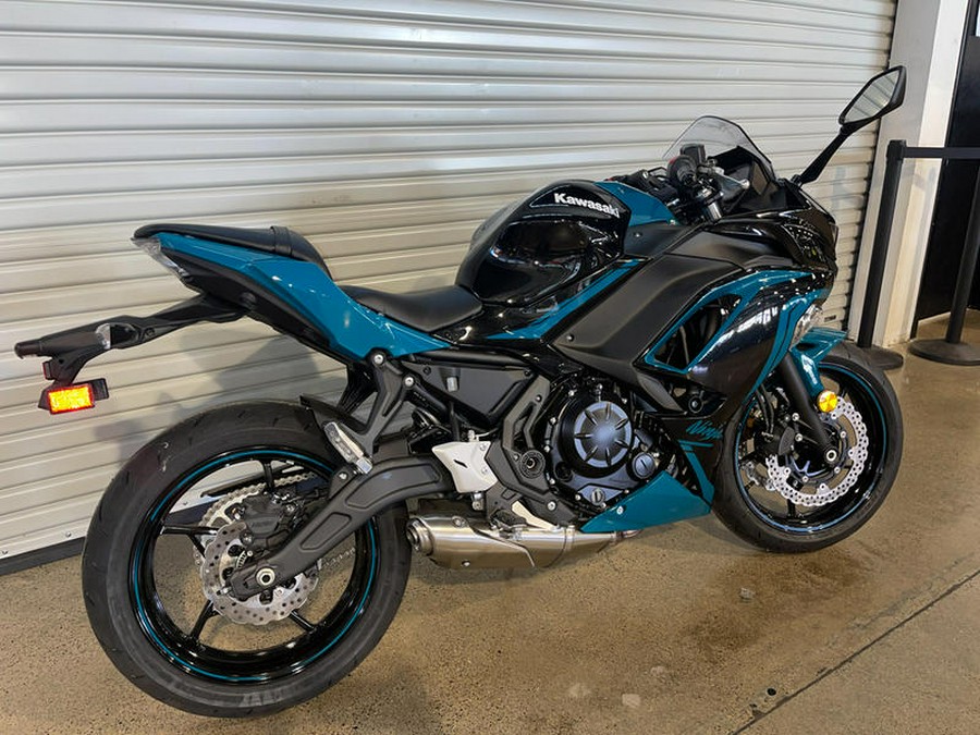 2021 Kawasaki Ninja® 650 ABS Metallic Spark Black/Pearl Nightshade Teal