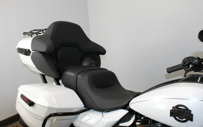 Harley-Davidson® Street Glide Limited 2026 White Onyx Pearl Black Trim