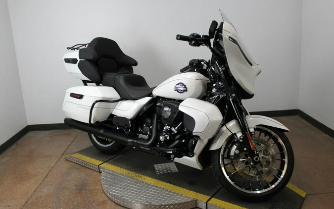 Harley-Davidson® Street Glide Limited 2026 White Onyx Pearl Black Trim