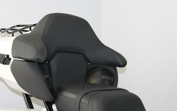 Harley-Davidson® Street Glide Limited 2026 White Onyx Pearl Black Trim